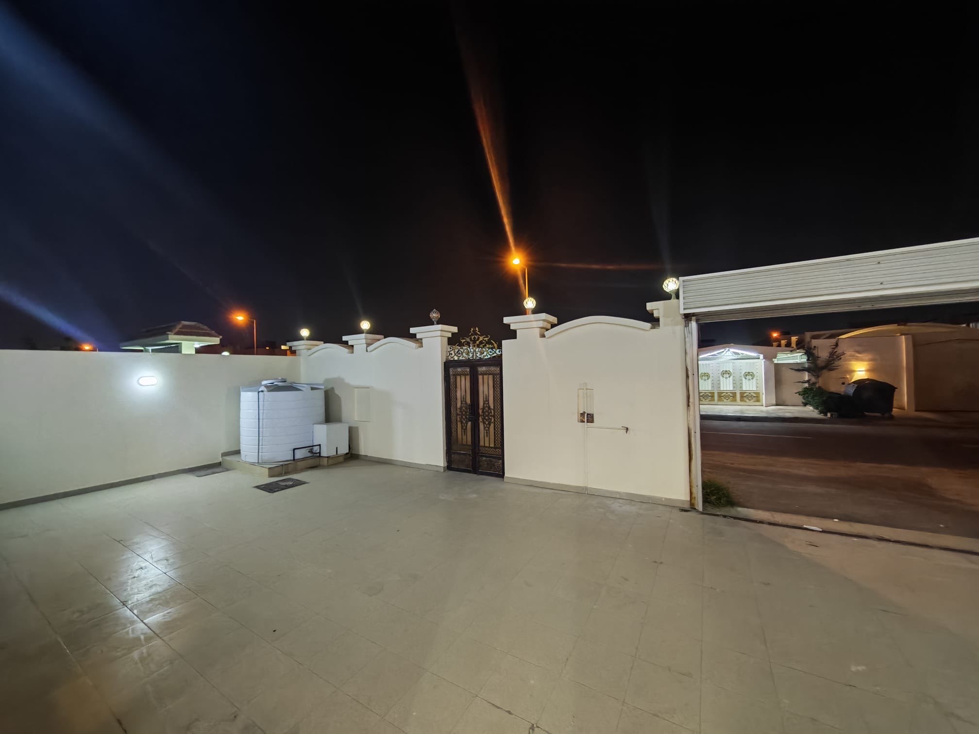 للإيجار في الريان فيلا سكنية تاني ساكن تتكون من الطابق الارضي صاله ومجلس داخلي وملحق خارجي وغرفه ماستر وغرفة طعام.الطابق الثاني مكون من اربع غرف ماستر والبنت هاوس غرفه ماسترواجهه حجر.مكيفه بالكامل وحوش كبير المساحه ٤٥٠م - العقارات - في قطر