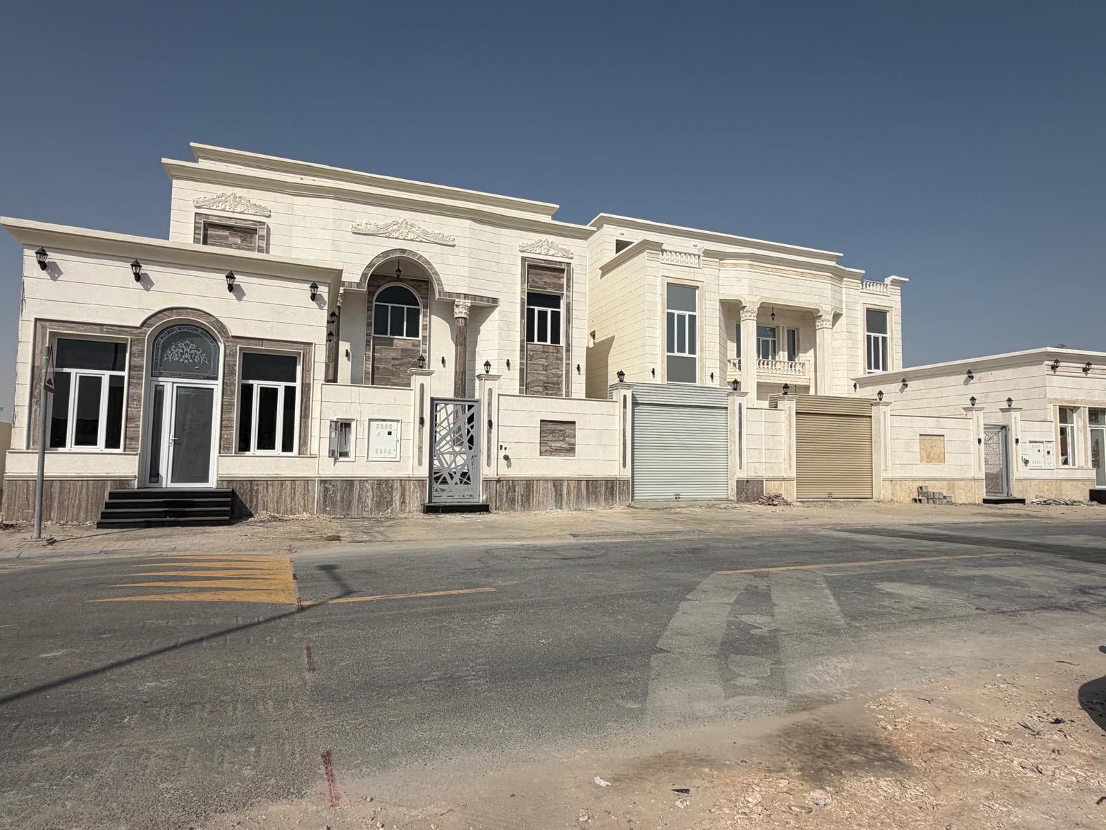 للبيع فيلتين  في الريان مساحة كل فيلا الارض 584 مساحة البناء 700  تشطيب فاخر واجهات حجر طبيعي مقبلها المسجد كل فيلا 9 غرف ماستر مطبخ أمريكي دخلي مجلس داخلي ومجلس خارجي مطبخ خليجي مع غرفة سائق مطلوب 4مليون و500 - العقارات - في قطر
