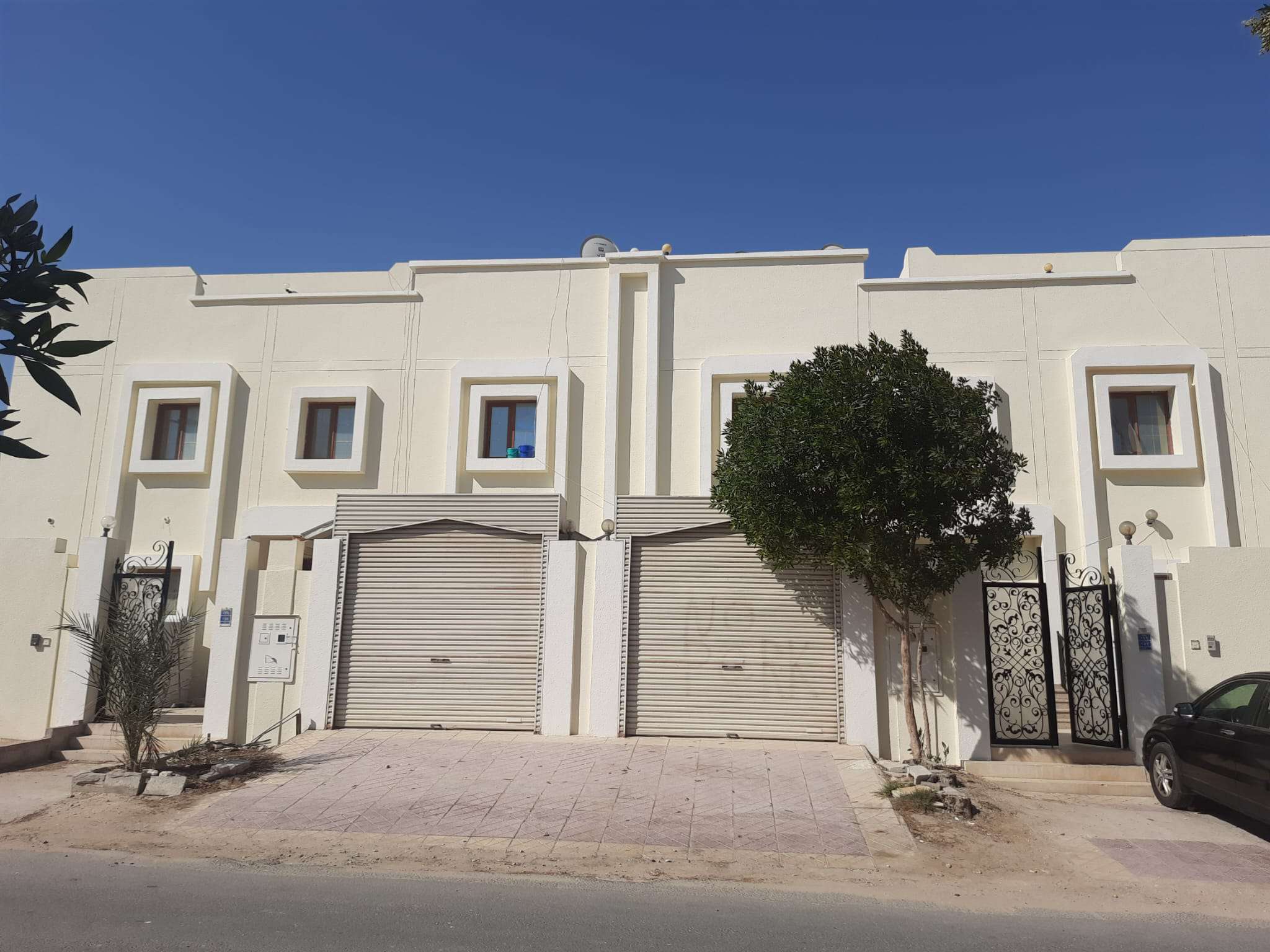 فلتين متلاصقات للبيع في عين خالد - مساحة 600م² - الريان - في قطر